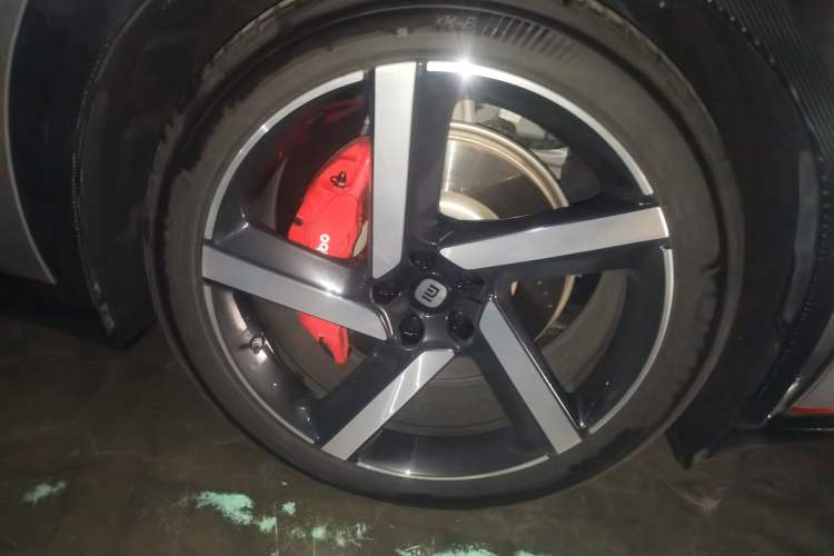 Used Xiaomi Auto YU7 2025 Ultra-Long Range High-Performance All-Wheel-Drive Max Edition Right Front Wheel Hub
