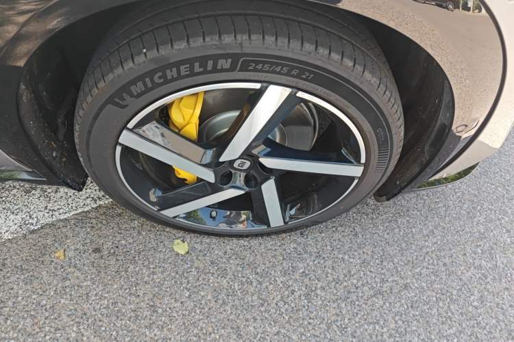 Used Xiaomi Auto YU7 2025 Ultra-Long Range Rear-Wheel Drive Version Right Front Wheel Hub