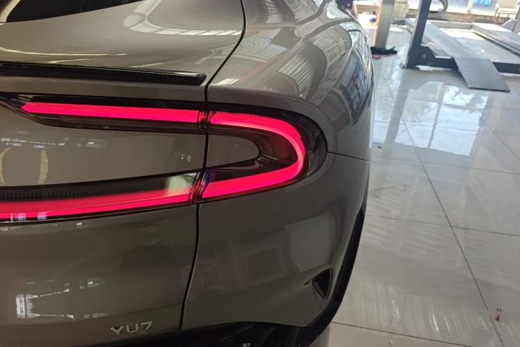 Used Xiaomi Auto YU7 2025 Ultra-Long Range Rear-Wheel Drive Version Right Rear Taillight
