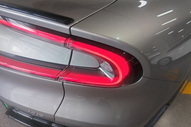 Used Xiaomi Auto YU7 2025 Ultra-Long Range Rear-Wheel Drive Version Right Rear Taillight