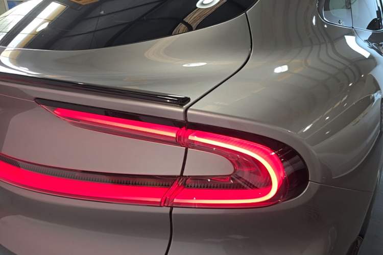 Used Xiaomi Auto YU7 2025 Ultra-Long Range High-Performance All-Wheel-Drive Max Edition Right Rear Taillight