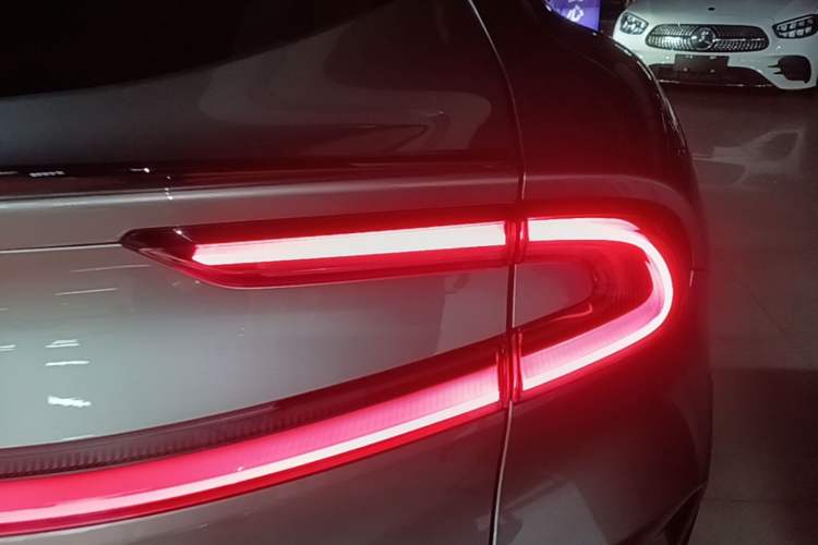 Used Xiaomi Auto YU7 2025 Ultra-Long Range Rear-Wheel Drive Version Right Rear Taillight