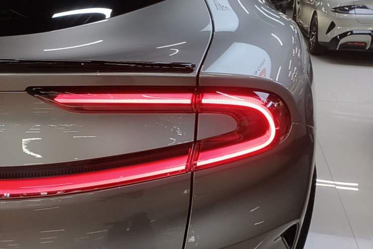 Used Xiaomi Auto YU7 2025 Ultra-Long Range All-Wheel Drive Pro Version Right Rear Taillight