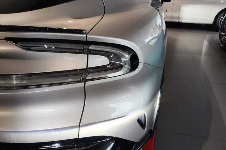 Used Xiaomi Auto YU7 2025 Ultra-Long Range All-Wheel Drive Pro Version Right Rear Taillight