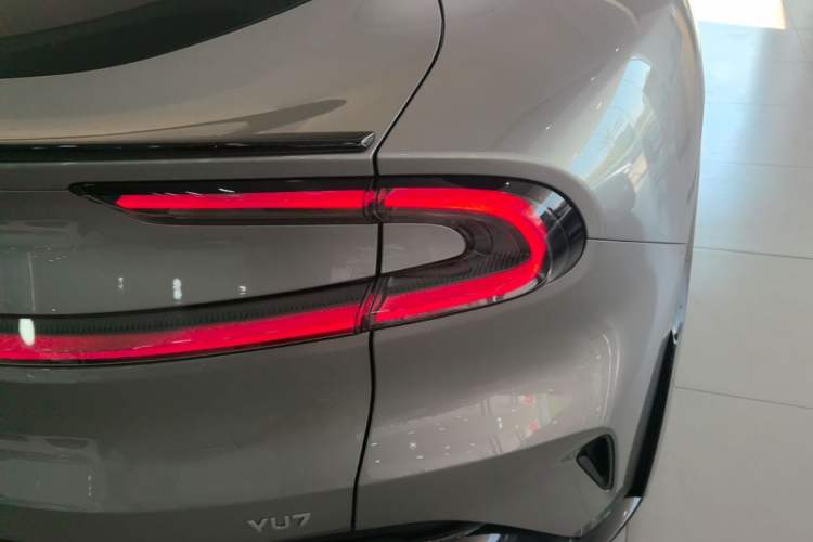 Used Xiaomi Auto YU7 2025 Ultra-Long Range Rear-Wheel Drive Version Right Rear Taillight