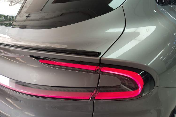 Used Xiaomi Auto YU7 2025 Ultra-Long Range All-Wheel Drive Pro Version Right Rear Taillight