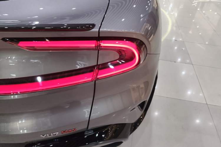 Used Xiaomi Auto YU7 2025 Ultra-Long Range High-Performance All-Wheel-Drive Max Edition Right Rear Taillight
