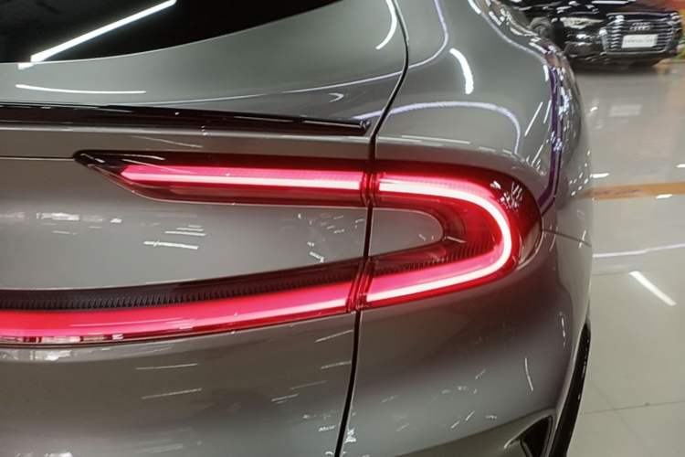 Used Xiaomi Auto YU7 2025 Ultra-Long Range All-Wheel Drive Pro Version Right Rear Taillight
