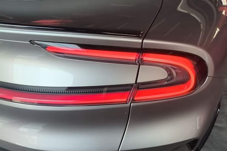 Used Xiaomi Auto YU7 2025 Ultra-Long Range All-Wheel Drive Pro Version Right Rear Taillight