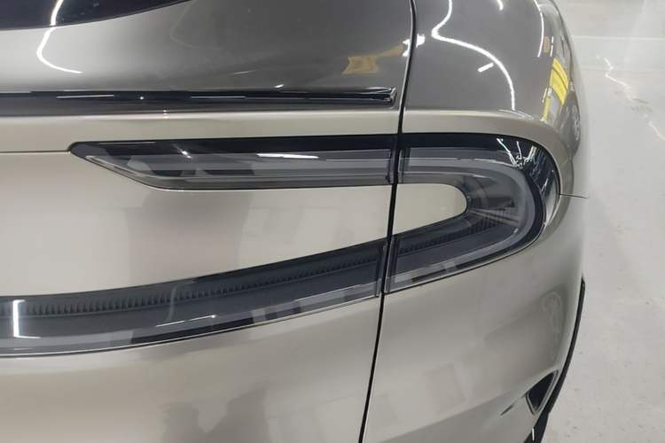 Used Xiaomi Auto YU7 2025 Ultra-Long Range All-Wheel Drive Pro Version Right Rear Taillight