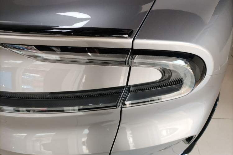 Used Xiaomi Auto YU7 2025 Ultra-Long Range All-Wheel Drive Pro Version Right Rear Taillight