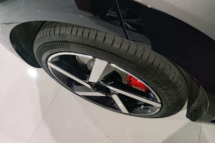 Used Xiaomi Auto YU7 2025 Ultra-Long Range High-Performance All-Wheel-Drive Max Edition Right Rear Wheel Hub