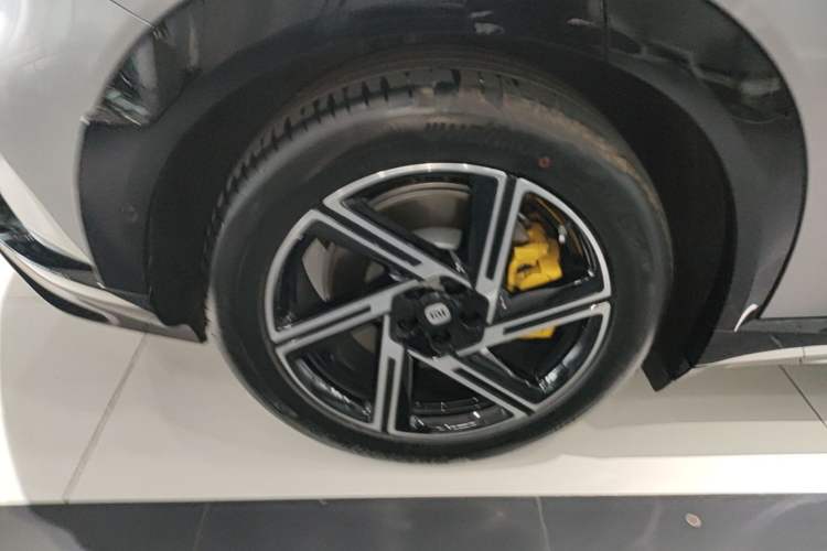 Used Xiaomi Auto YU7 2025 Ultra-Long Range Rear-Wheel Drive Version Right Rear Wheel Hub