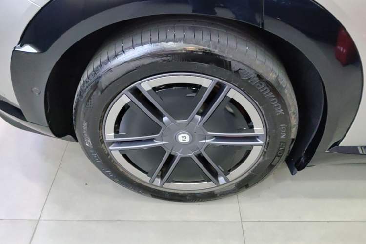 Used Xiaomi Auto YU7 2025 Ultra-Long Range High-Performance All-Wheel-Drive Max Edition Right Rear Wheel Hub