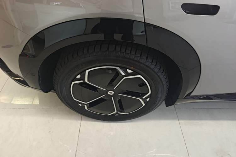 Used Xiaomi Auto YU7 2025 Ultra-Long Range Rear-Wheel Drive Version Right Rear Wheel Hub