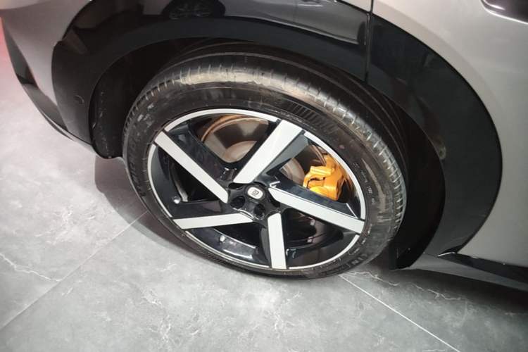 Used Xiaomi Auto YU7 2025 Ultra-Long Range Rear-Wheel Drive Version Right Rear Wheel Hub