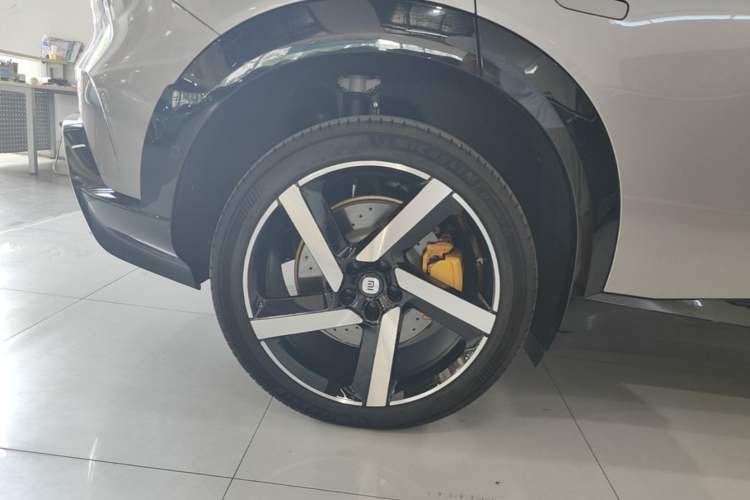 Used Xiaomi Auto YU7 2025 Ultra-Long Range High-Performance All-Wheel-Drive Max Edition Right Rear Wheel Hub