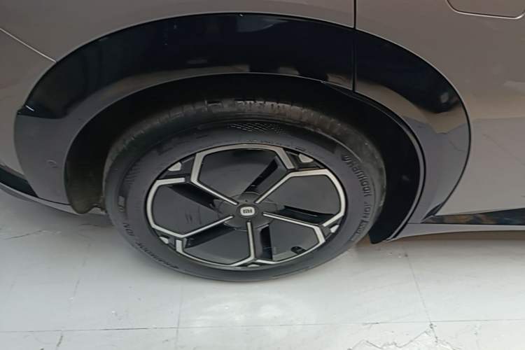 Used Xiaomi Auto YU7 2025 Ultra-Long Range Rear-Wheel Drive Version Right Rear Wheel Hub