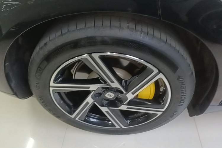 Used Xiaomi Auto YU7 2025 Ultra-Long Range All-Wheel Drive Pro Version Right Rear Wheel Hub