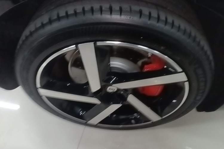 Used Xiaomi Auto YU7 2025 Ultra-Long Range High-Performance All-Wheel-Drive Max Edition Right Rear Wheel Hub