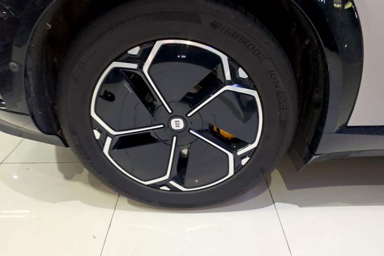 Used Xiaomi Auto YU7 2025 Ultra-Long Range High-Performance All-Wheel-Drive Max Edition Right Rear Wheel Hub