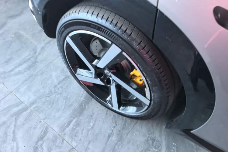 Used Xiaomi Auto YU7 2025 Ultra-Long Range High-Performance All-Wheel-Drive Max Edition Right Rear Wheel Hub