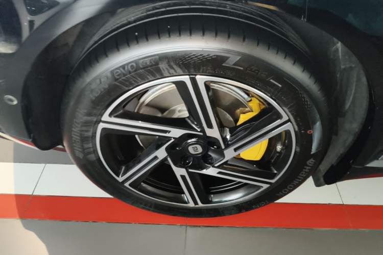 Used Xiaomi Auto YU7 2025 Ultra-Long Range All-Wheel Drive Pro Version Right Rear Wheel Hub