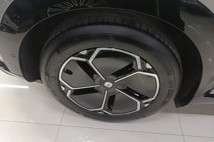 Used Xiaomi Auto YU7 2025 Ultra-Long Range All-Wheel Drive Pro Version Right Rear Wheel Hub