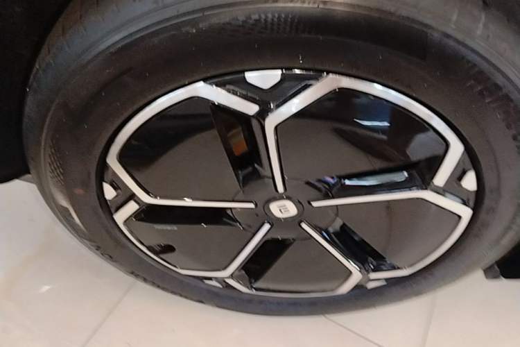 Used Xiaomi Auto YU7 2025 Ultra-Long Range Rear-Wheel Drive Version Right Rear Wheel Hub
