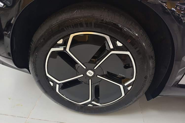 Used Xiaomi Auto YU7 2025 Ultra-Long Range Rear-Wheel Drive Version Right Rear Wheel Hub