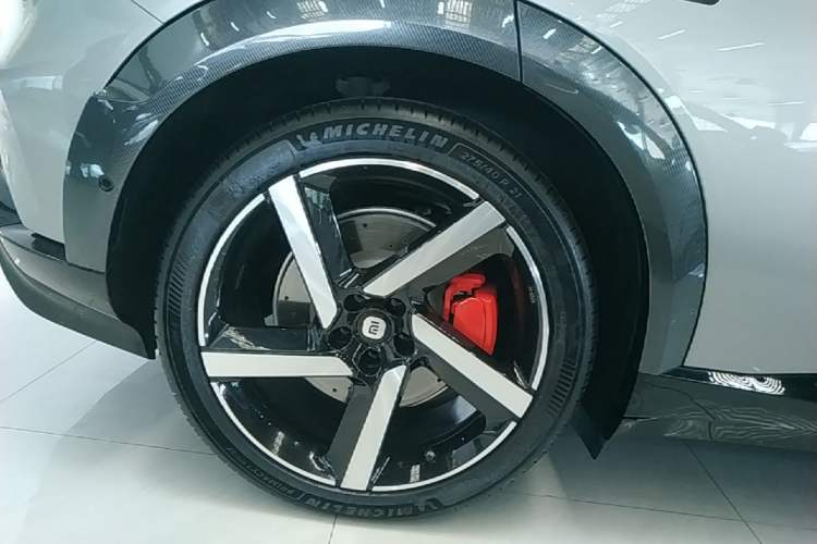 Used Xiaomi Auto YU7 2025 Ultra-Long Range High-Performance All-Wheel-Drive Max Edition Right Rear Wheel Hub