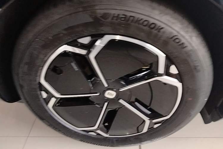 Used Xiaomi Auto YU7 2025 Ultra-Long Range All-Wheel Drive Pro Version Right Rear Wheel Hub