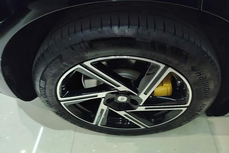 Used Xiaomi Auto YU7 2025 Ultra-Long Range Rear-Wheel Drive Version Right Rear Wheel Hub