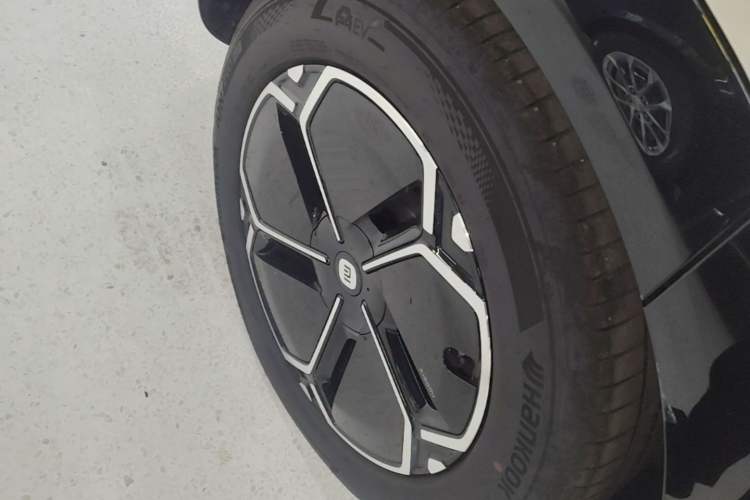 Used Xiaomi Auto YU7 2025 Ultra-Long Range All-Wheel Drive Pro Version Right Rear Wheel Hub