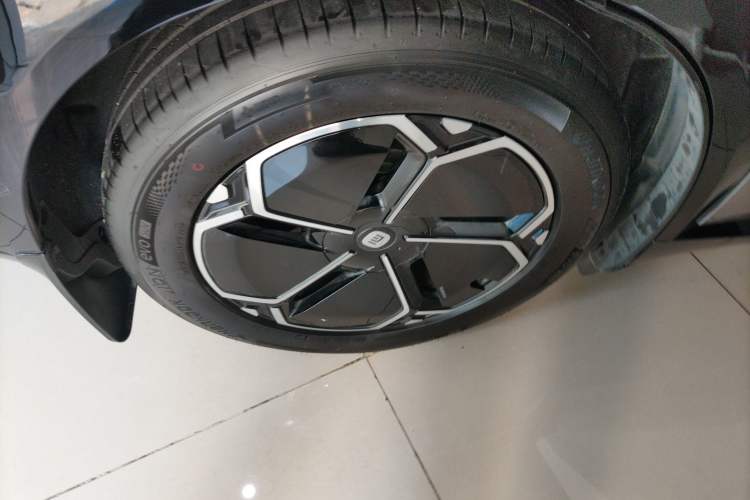 Used Xiaomi Auto YU7 2025 Ultra-Long Range All-Wheel Drive Pro Version Right Rear Wheel Hub