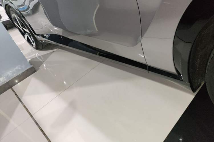 Used Xiaomi Auto YU7 2025 Ultra-Long Range High-Performance All-Wheel-Drive Max Edition Right Side Sill