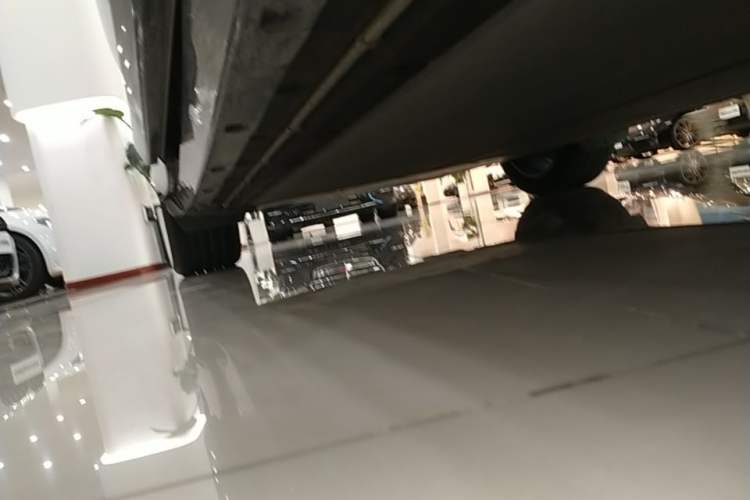 Used Xiaomi Auto YU7 2025 Ultra-Long Range Rear-Wheel Drive Version Right Side Sill