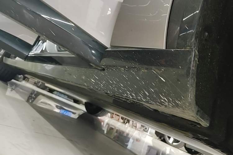 Used Xiaomi Auto YU7 2025 Ultra-Long Range Rear-Wheel Drive Version Right Side Sill