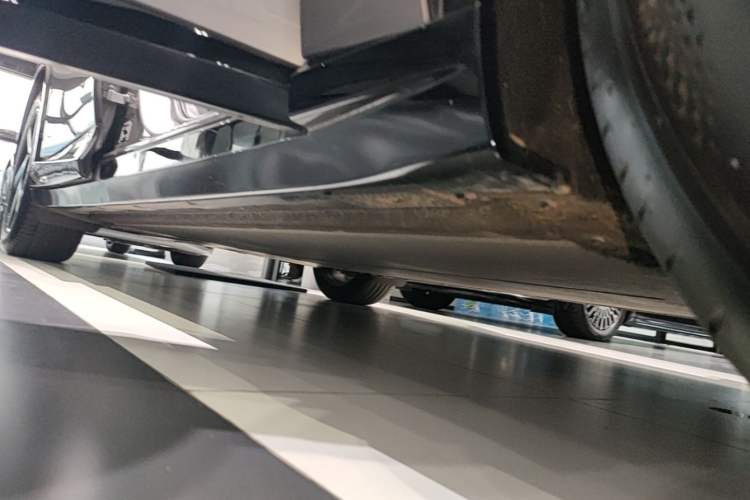 Used Xiaomi Auto YU7 2025 Ultra-Long Range Rear-Wheel Drive Version Right Side Sill