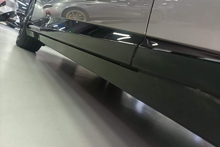 Used Xiaomi Auto YU7 2025 Ultra-Long Range All-Wheel Drive Pro Version Right Side Sill