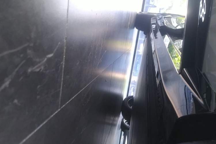 Used Xiaomi Auto YU7 2025 Ultra-Long Range Rear-Wheel Drive Version Right Side Sill