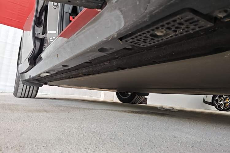 Used Xiaomi Auto YU7 2025 Ultra-Long Range Rear-Wheel Drive Version Right Side Sill