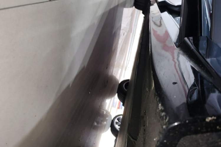Used Xiaomi Auto YU7 2025 Ultra-Long Range All-Wheel Drive Pro Version Right Side Sill