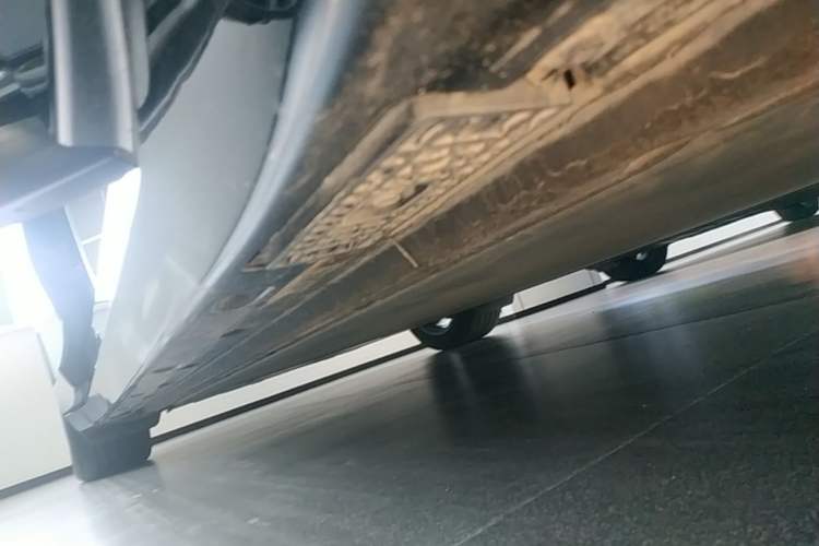 Used Xiaomi Auto YU7 2025 Ultra-Long Range High-Performance All-Wheel-Drive Max Edition Right Side Sill