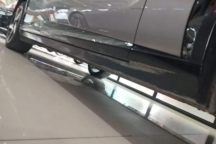 Used Xiaomi Auto YU7 2025 Ultra-Long Range High-Performance All-Wheel-Drive Max Edition Right Side Sill