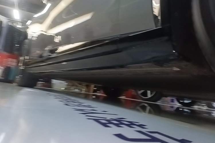 Used Xiaomi Auto YU7 2025 Ultra-Long Range All-Wheel Drive Pro Version Right Side Sill