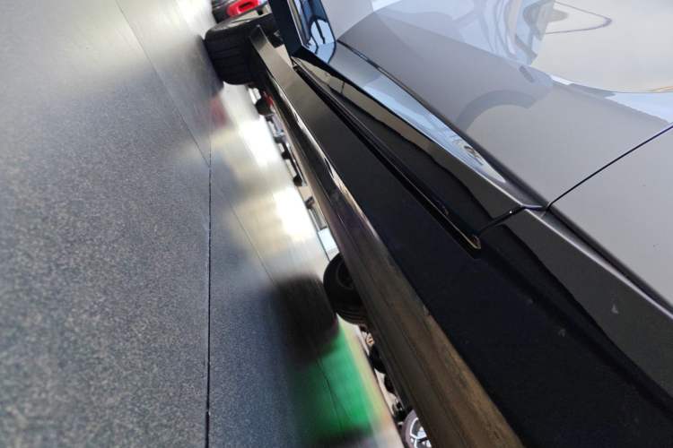 Used Xiaomi Auto YU7 2025 Ultra-Long Range All-Wheel Drive Pro Version Right Side Sill