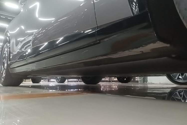Used Xiaomi Auto YU7 2025 Ultra-Long Range All-Wheel Drive Pro Version Right Side Sill