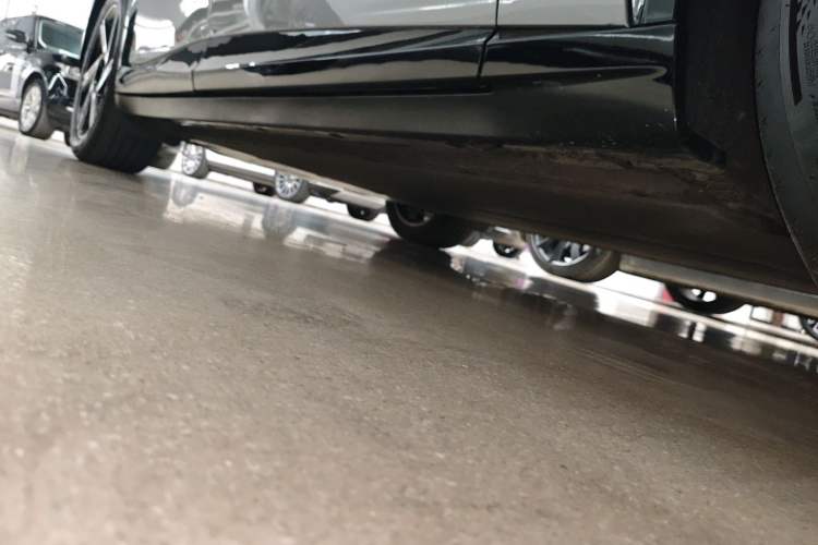 Used Xiaomi Auto YU7 2025 Ultra-Long Range Rear-Wheel Drive Version Right Side Sill