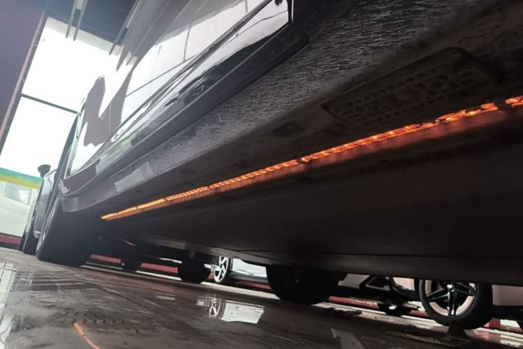 Used Xiaomi Auto YU7 2025 Ultra-Long Range Rear-Wheel Drive Version Right Side Sill